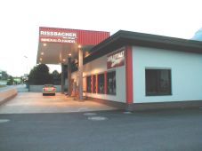 Treibstoffe tanken an der Tankstelle im Bezirk Kufstein